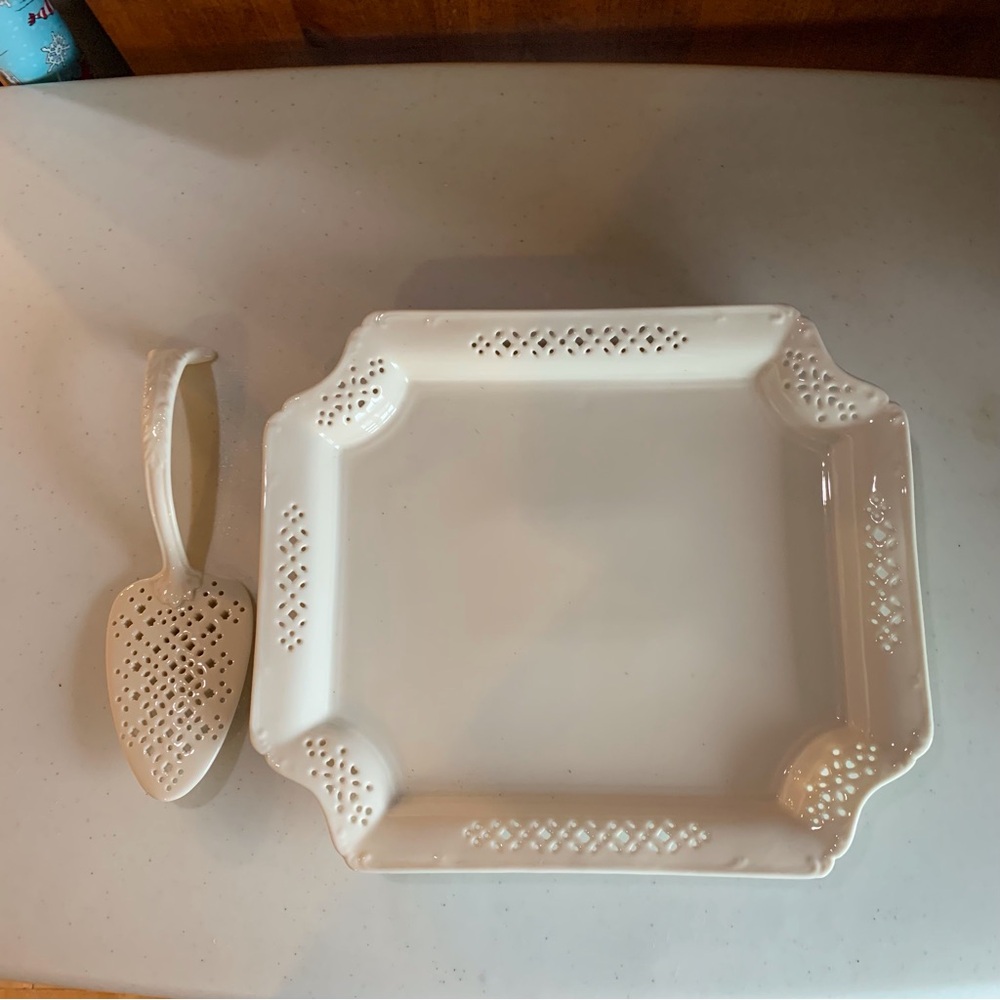 Elegant Two’s Company Creamware Pierced Serving Tray and Spatula Server - Picture 2 of 5